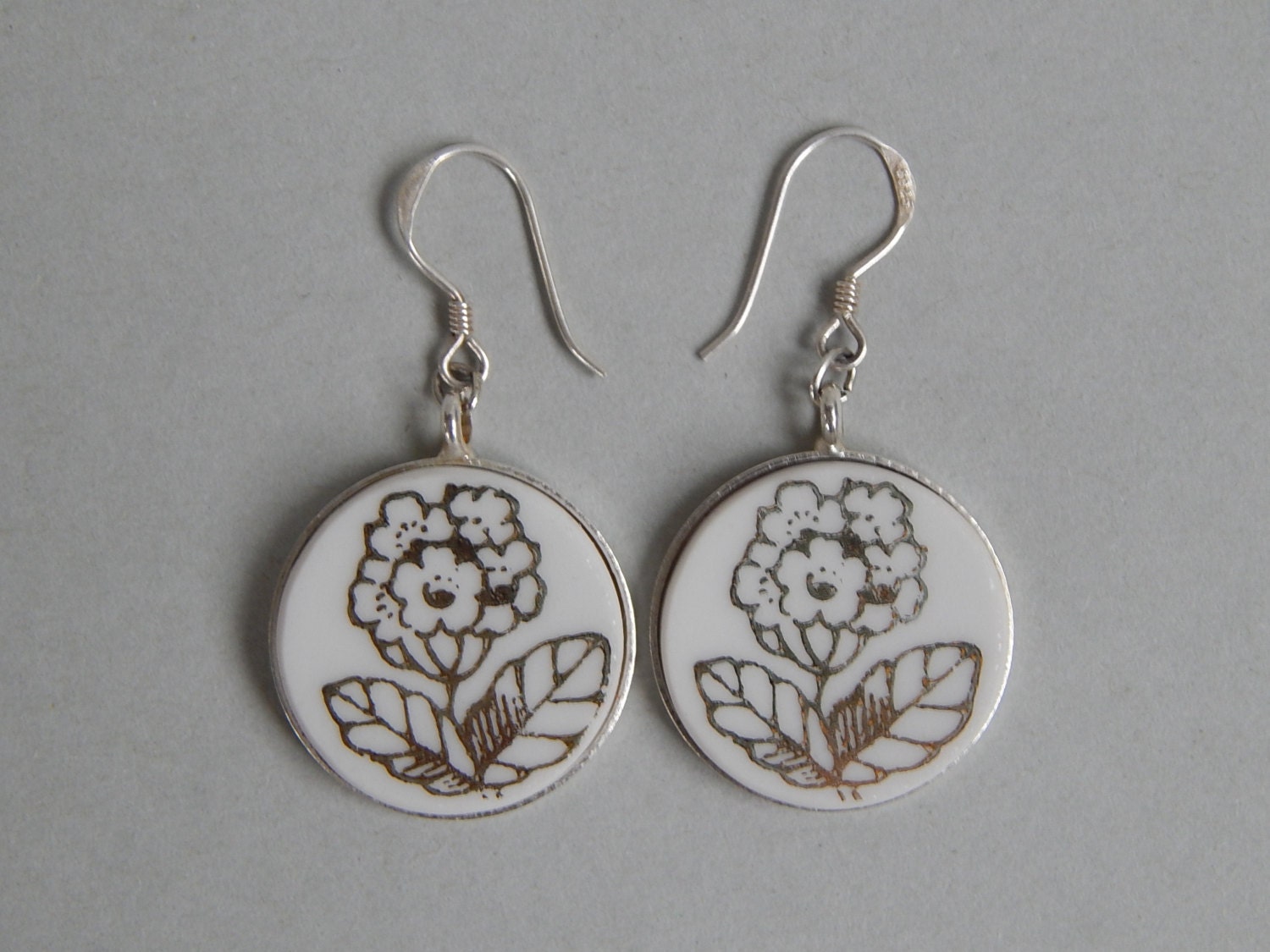 Recycelte Porzellanohrringe Primula Ohrringe Handgemachter Schmuck Gold Und Weiß Gebrochenes Porzellan Hängende An Sterling Silber Fishhook Brisuren von KICKANDGO