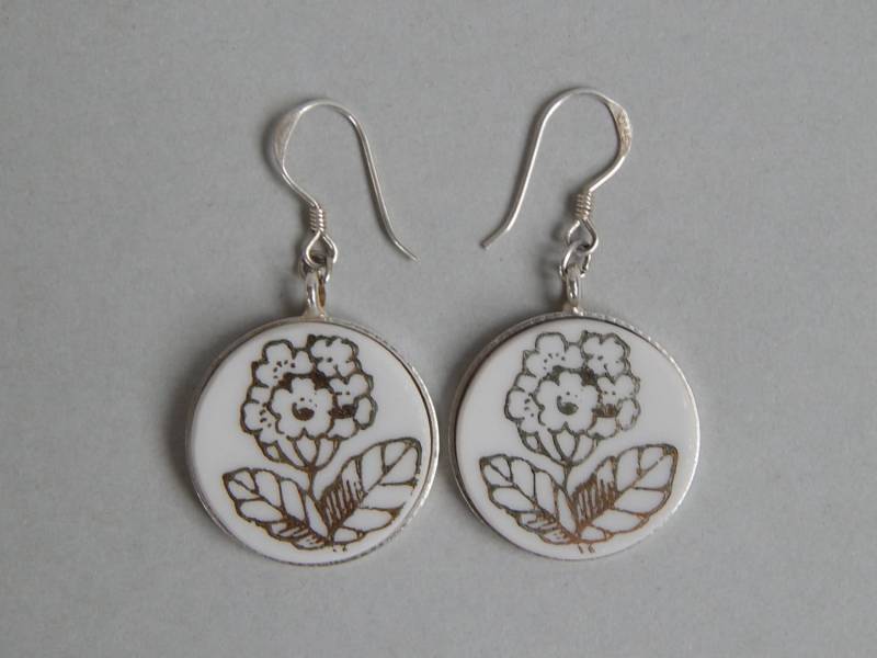 Recycelte Porzellanohrringe Primula Ohrringe Handgemachter Schmuck Gold Und Weiß Gebrochenes Porzellan Hängende An Sterling Silber Fishhook Brisuren von KICKANDGO