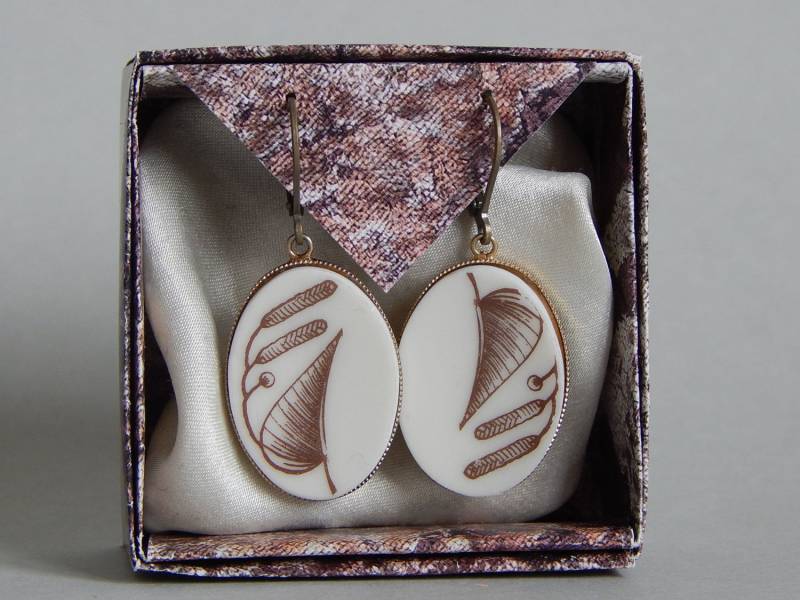 Recycelte Porzellanohrringe Upcycled Birken-Handgemachter Schmuck - Gebrochenes China-Baumelnde Ohrringe Antiqued Messingohrringe von KICKANDGO