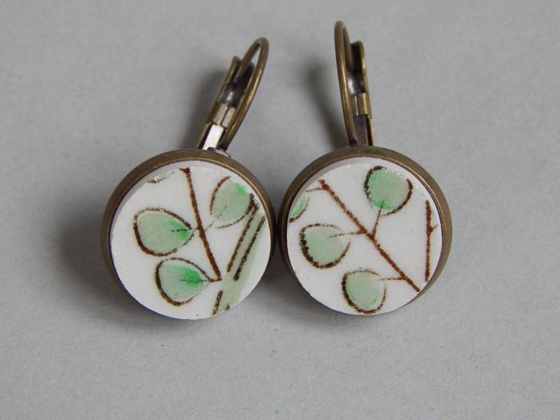 Recycelte Porzellanohrringe Upcycled China Handgemachter Schmuck Gebrochenes Porzellan Baumelnde Ohrringe Antikmessingohrringe von KICKANDGO
