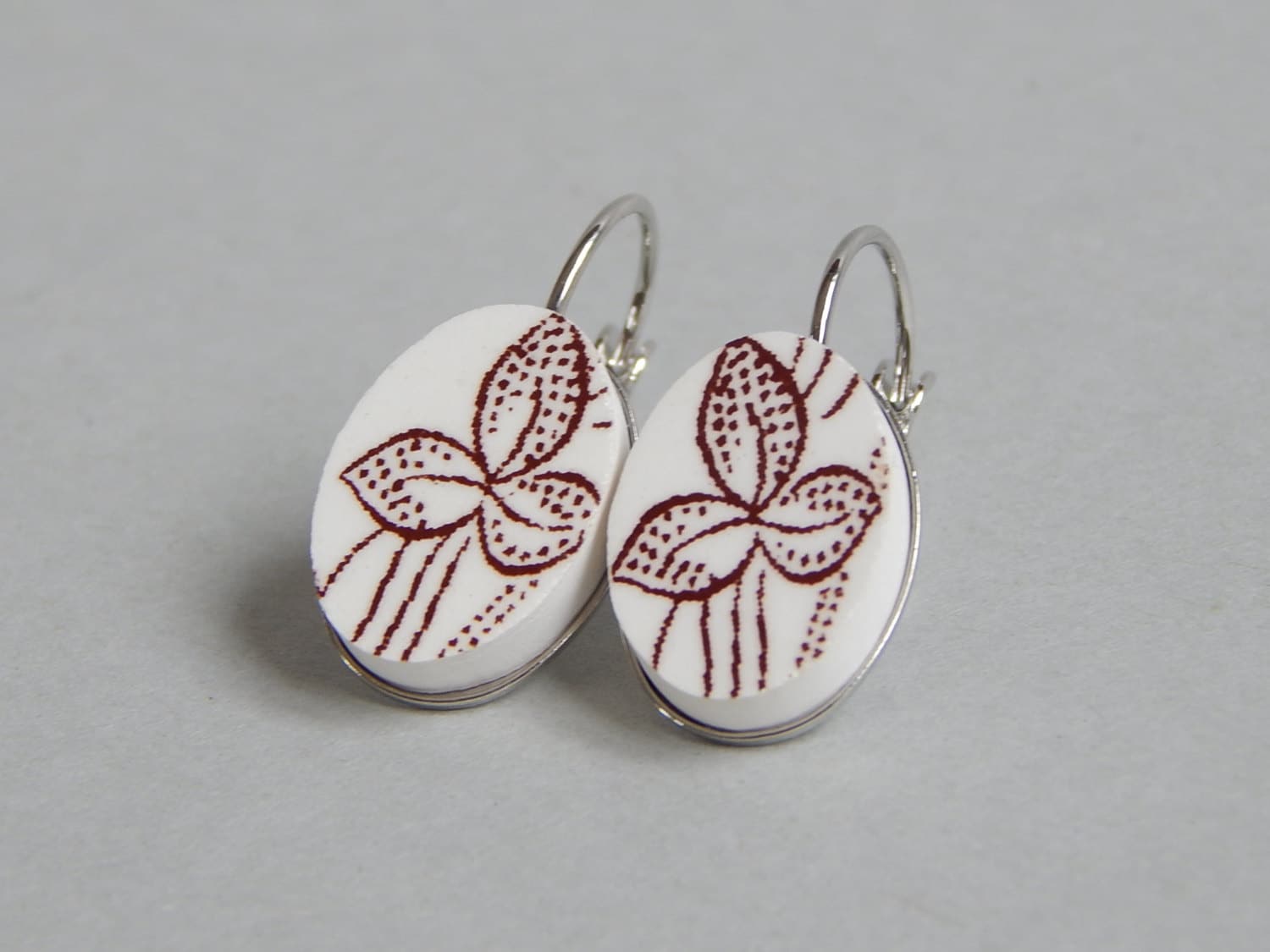 Recycelte Porzellanohrringe Upcycled Clower Blatt Ohrringe Handgemachter Schmuck Gebrochenes Silberton Metall Ohrhänger von KICKANDGO