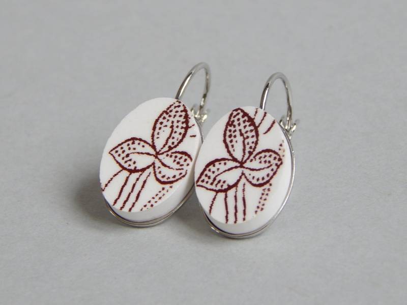 Recycelte Porzellanohrringe Upcycled Clower Blatt Ohrringe Handgemachter Schmuck Gebrochenes Silberton Metall Ohrhänger von KICKANDGO