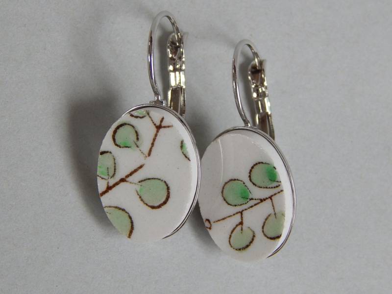 Recycelte Porzellanohrringe Upcycled Ohrringe Handgemachter Schmuck Gebrochenes Porzellan Silberton Metall Ohrhänger von KICKANDGO