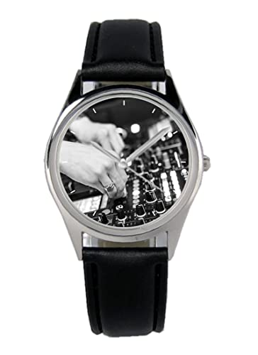 KIESENBERG Armbanduhr DJ Pult Musik Party Geschenk Artikel Idee Fan Damen Herren Unisex Analog Quartz Lederarmband Uhr 36mm Durchmesser B-5757 von KIESENBERG