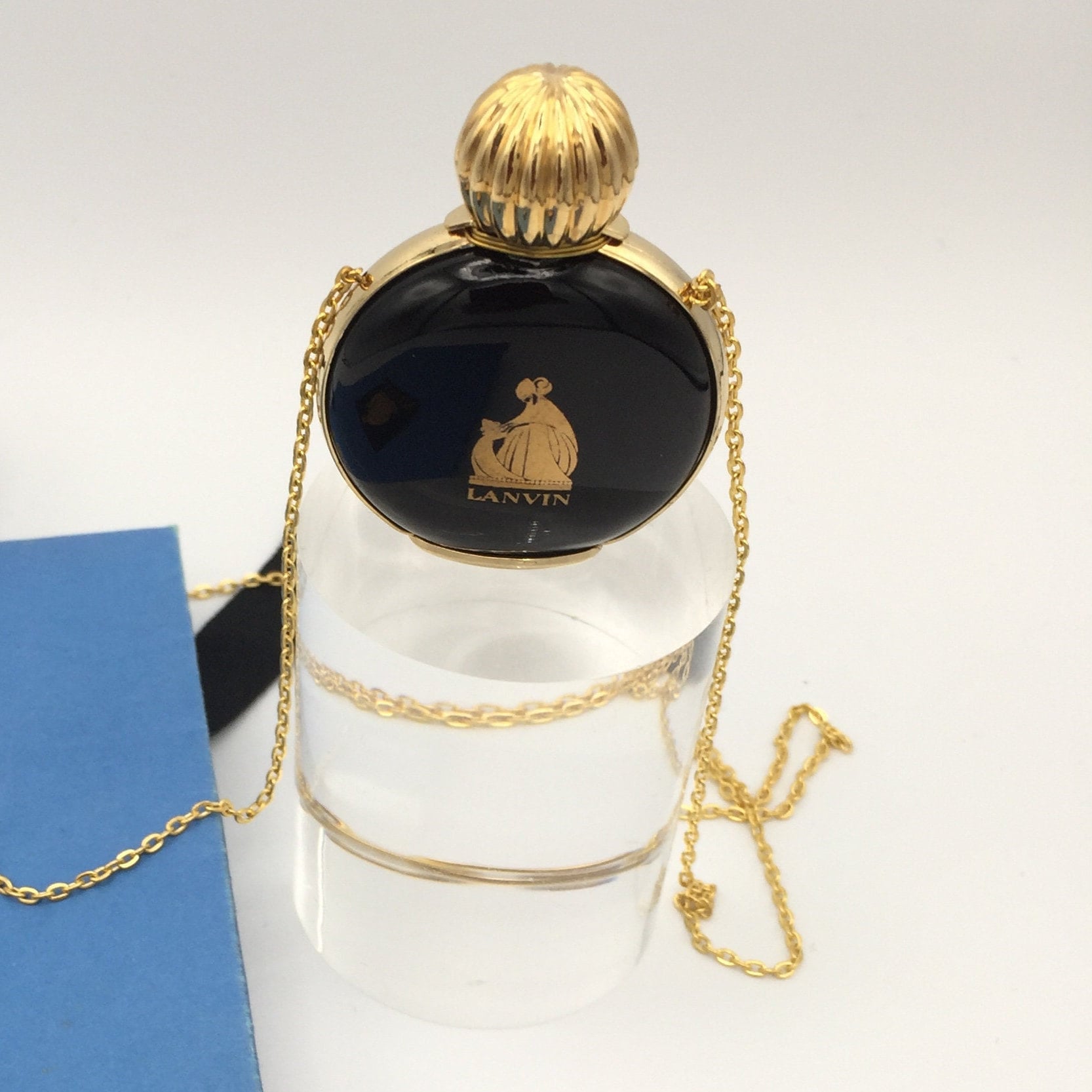 Arpege Lanvin Anhänger Miniatur Parfümflasche Aus Schwarzem Glas Im Siebdruck Mit Goldenem Logo Auf Goldener Kette Montiert Arpege Lanvin Anhänger Miniatur Parfümflasche Aus Schwarzem Glas Im Siebdruck Mit Goldenem Logo Auf Goldener Kette Montiert von KIKINASU