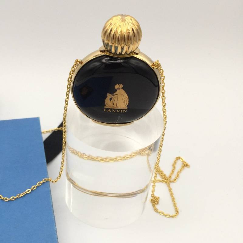 Arpege Lanvin Anhänger Miniatur Parfümflasche Aus Schwarzem Glas Im Siebdruck Mit Goldenem Logo Auf Goldener Kette Montiert Arpege Lanvin Anhänger Miniatur Parfümflasche Aus Schwarzem Glas Im Siebdruck Mit Goldenem Logo Auf Goldener Kette Montiert von KIKINASU
