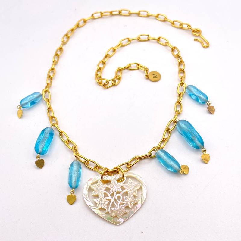 Halskette Mit Perlmutt-Herzanhänger Und Blauer Glasperle Aus Der Upcycled Jewelry Collection von KIKINASU