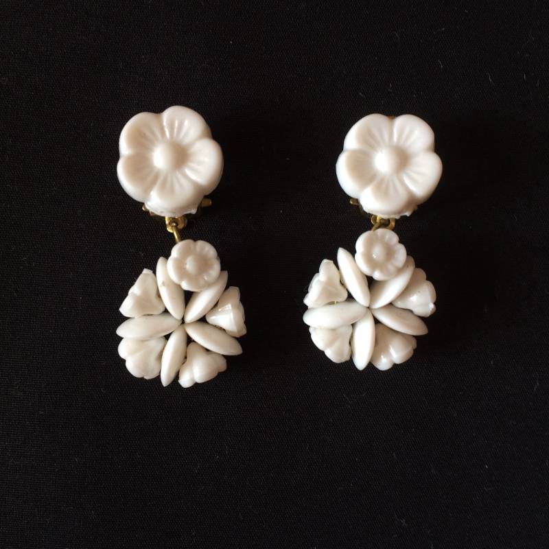 Ohrclips Mit Kleinen Rosa, Weißen Oder Blauen Blüten, 3 cm Lang Ohrclips Mit Kleinen Rosa, Weißen Oder Blauen Blüten, 3 cm Lang von KIKINASU