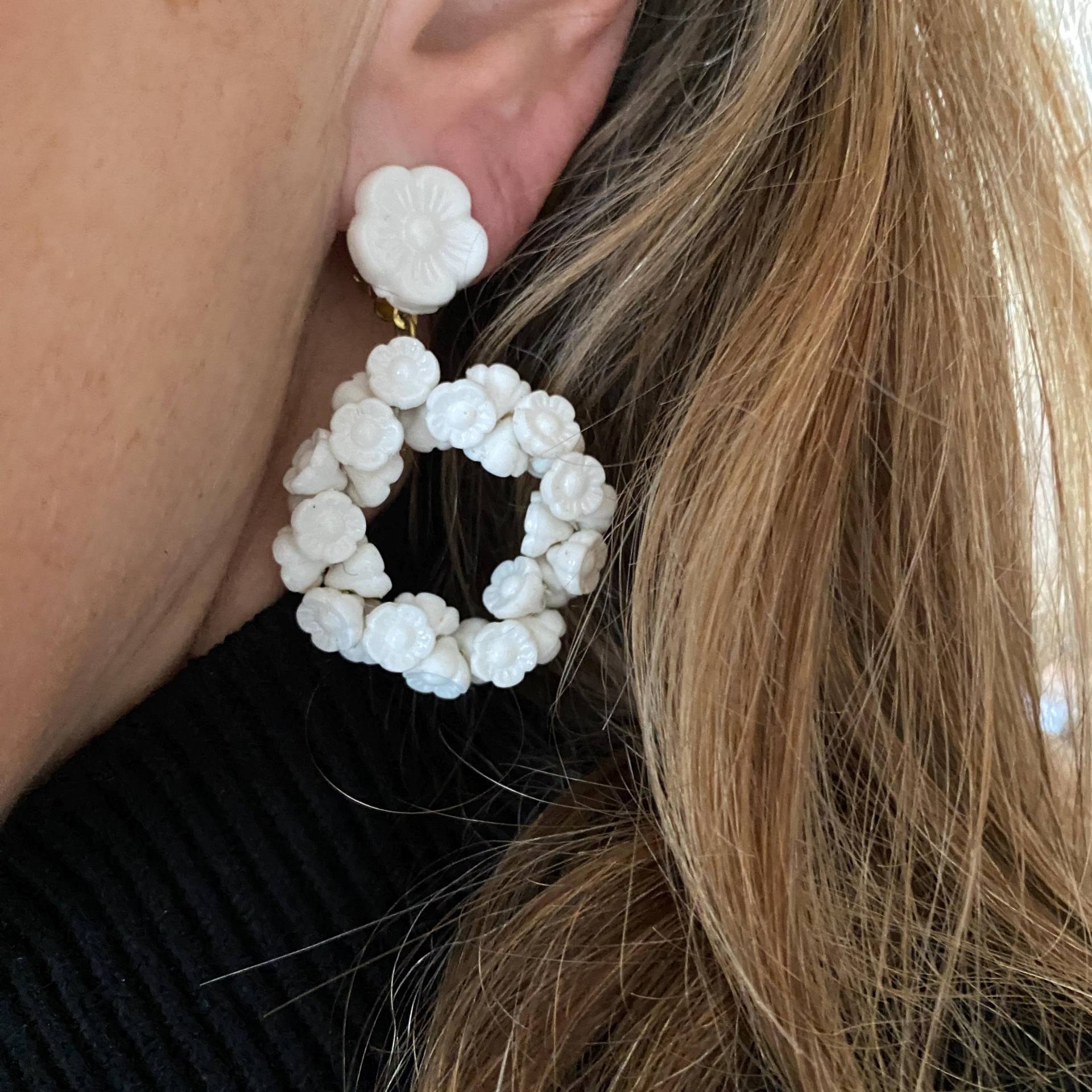 Creolen-Clips Mit Kleinen Blauen, Weißen Oder Rosa Blüten, Länge 6 cm Creolen-Clips Mit Kleinen Blauen, Weißen Oder Rosa Blüten, Länge 6 cm von KIKINASU
