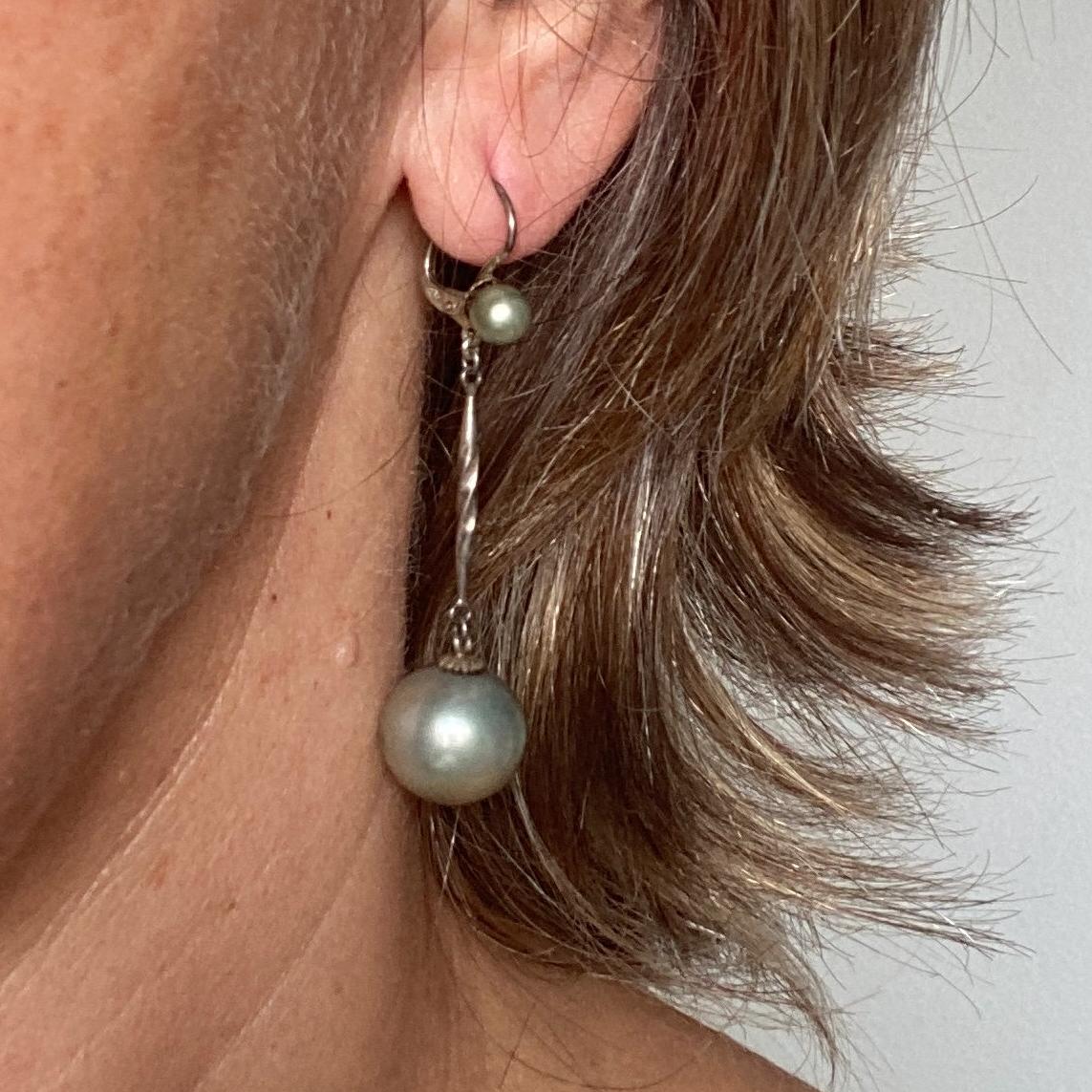 Silberne Und Graue Perlenohrringe Mit Antikem Schläferverschluss, 6 cm Lang Silberne Und Graue Perlenohrringe Mit Antikem Schläferverschluss, 6 cm Lang von KIKINASU