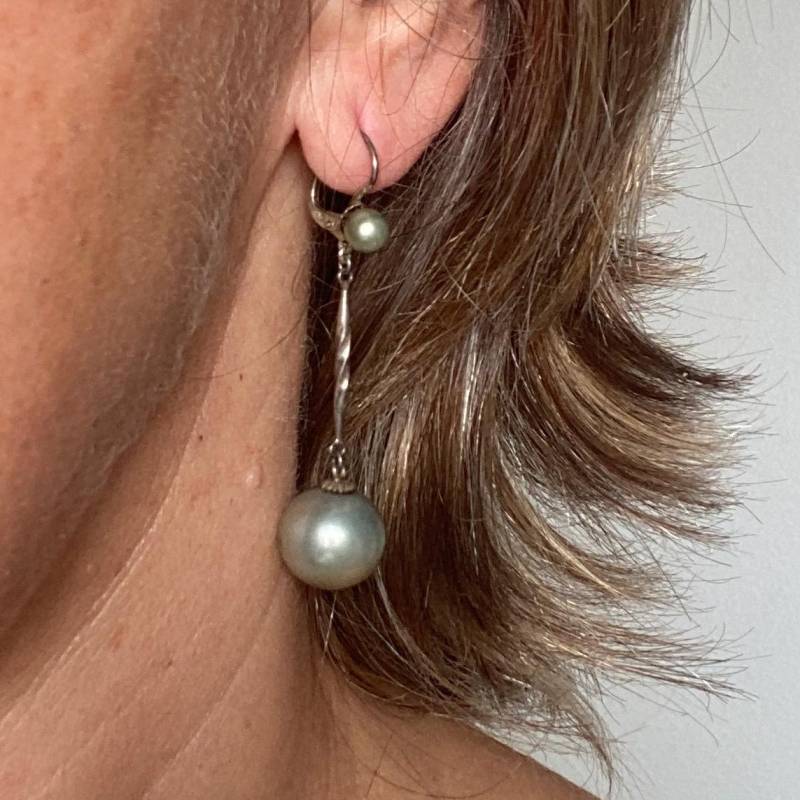 Silberne Und Graue Perlenohrringe Mit Antikem Schläferverschluss, 6 cm Lang Silberne Und Graue Perlenohrringe Mit Antikem Schläferverschluss, 6 cm Lang von KIKINASU
