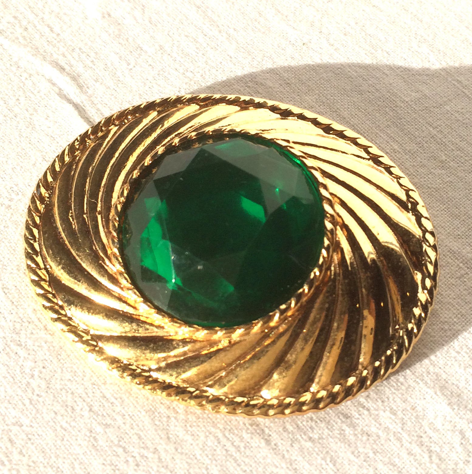 Ungaro-Brosche Aus Goldenem Metall Und Smaragdgrünem Stein Mit Prägung Auf Der Rückseite Ungaro-Brosche Aus Goldenem Metall Und Smaragdgrünem Stein Mit Prägung Auf Der Rückseite von KIKINASU