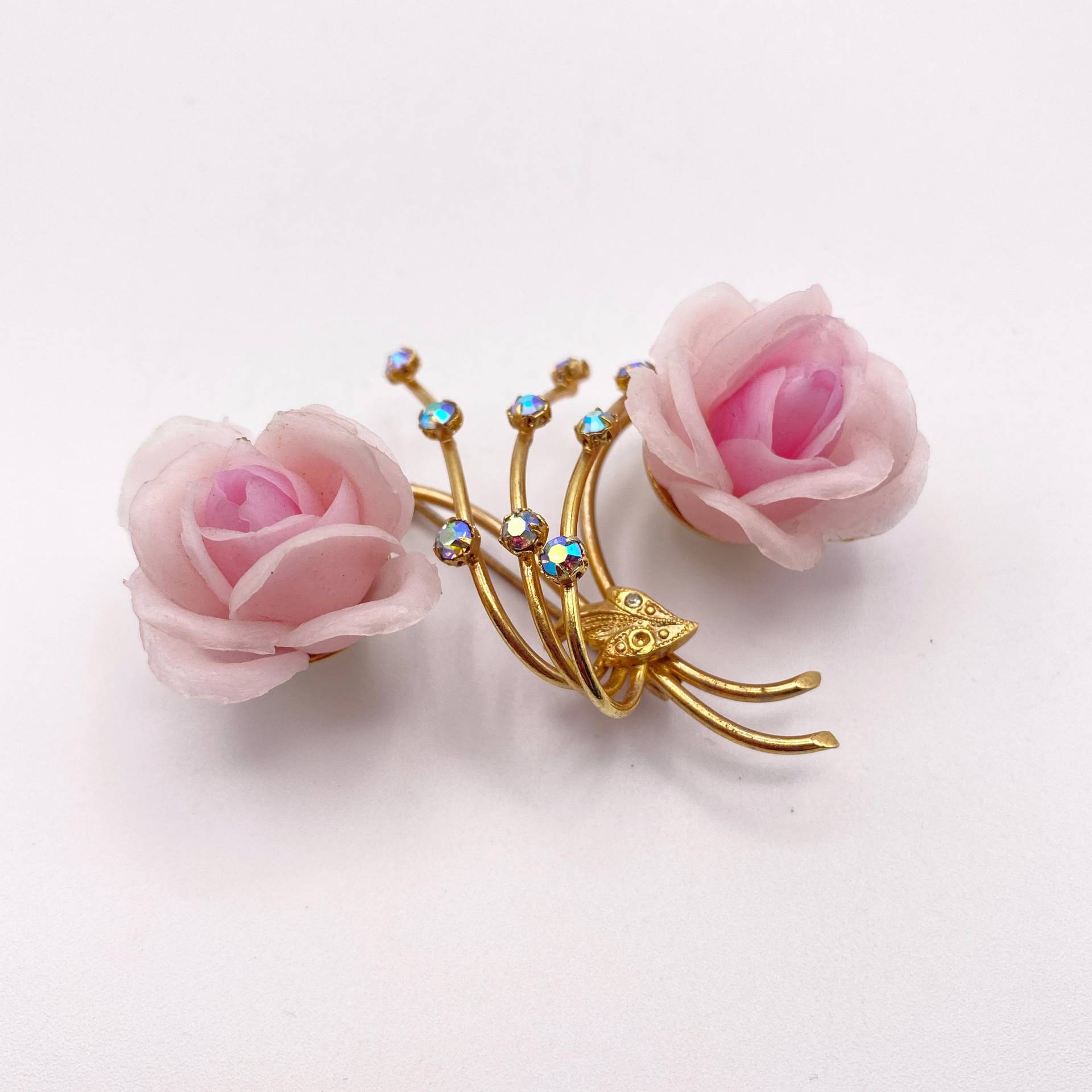 Vintage-Brosche Mit Doppelter Rose Aus Messingharz Und Vintage-strasssteinen 1950 in 4 Modellen Vintage-Brosche Mit Doppelter Rose Aus Messingharz Und Vintage-strasssteinen 1950 in 4 Modellen von KIKINASU