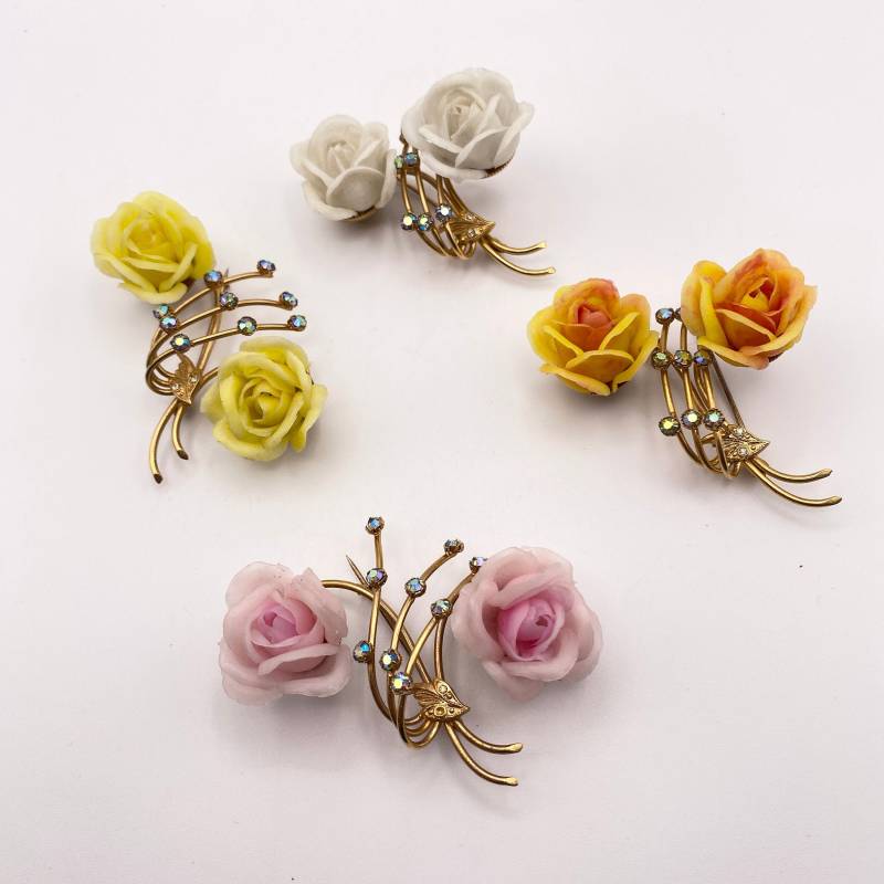 Vintage-Brosche Mit Doppelter Rose Aus Messingharz Und Vintage-strasssteinen 1950 in 4 Modellen von KIKINASU