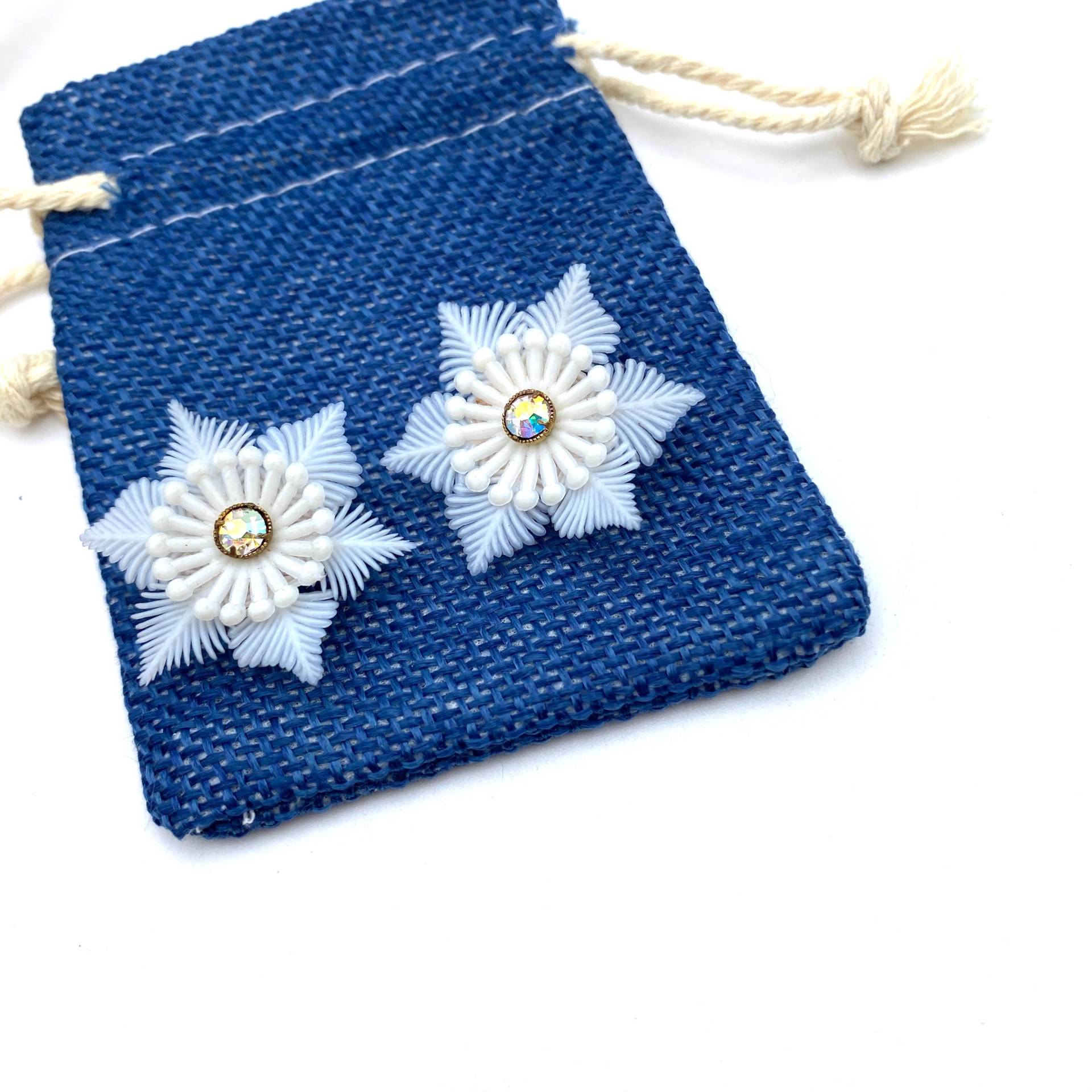 Vintage Ohrclips Mit Weißem Kunststoff Und Strass-Sternblume Vintage Ohrclips Mit Weißem Kunststoff Und Strass-Sternblume von KIKINASU