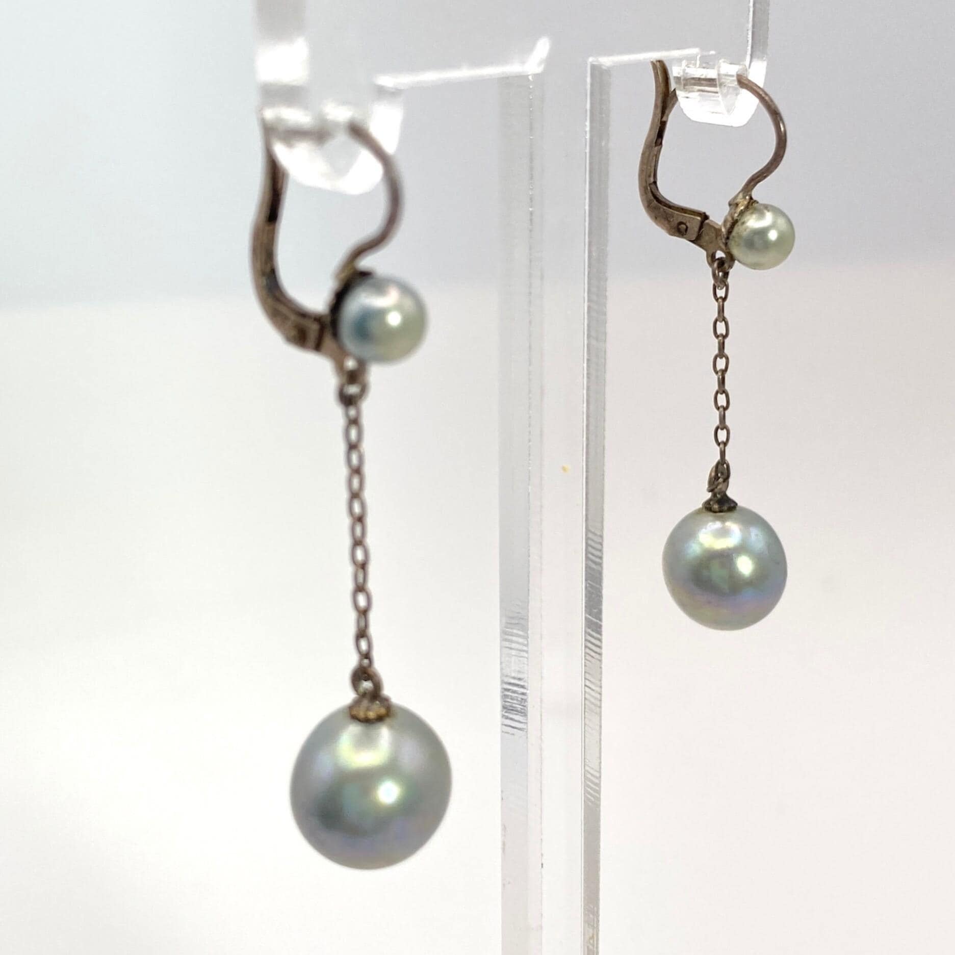 Vintage-Ohrhänger Aus Silber Und Grauen Perlen Mit Schläferverschluss Vintage-Ohrhänger Aus Silber Und Grauen Perlen Mit Schläferverschluss von KIKINASU