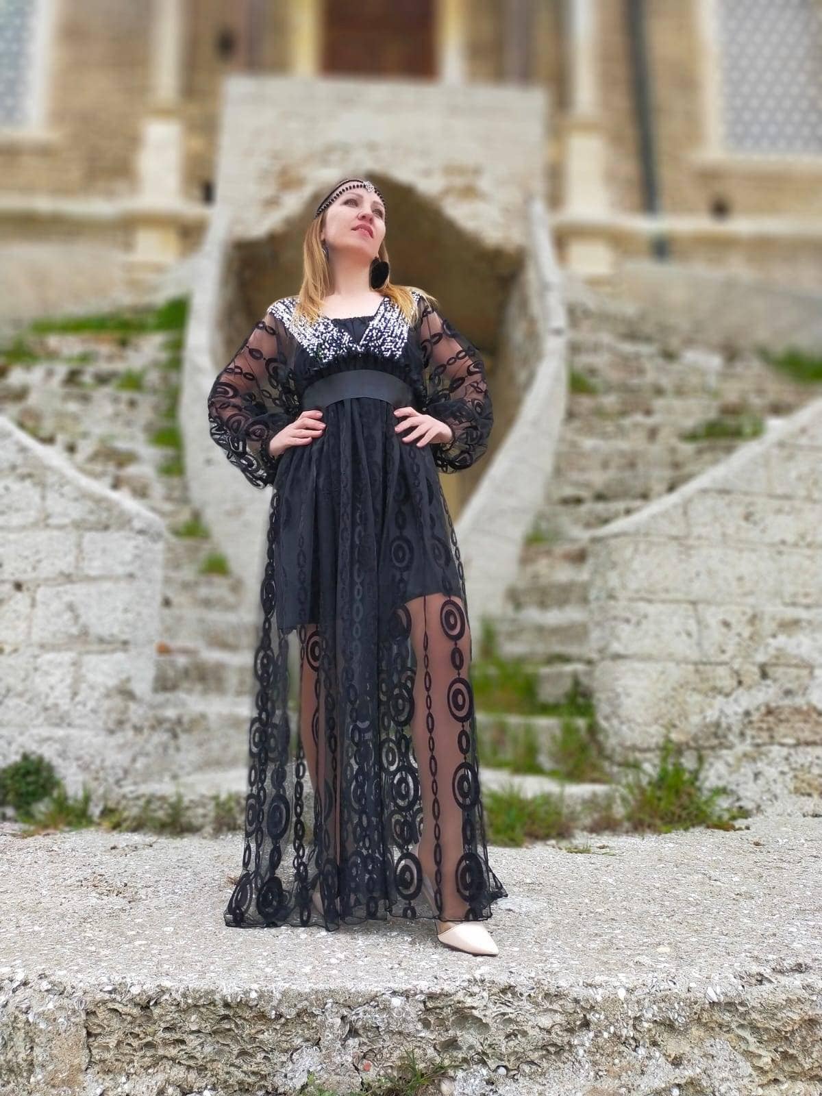 Schwarzer Pailletten-Hochzeits-Kimono - Brautjungfer-Kleid Mit Bestickter Spitze Und Kimono-Ärmeln Schwarzer Pailletten-Hochzeits-Kimono - Brautjungfer-Kleid Mit Bestickter Spitze Und Kimono-Ärmeln von KIMONObyMasha