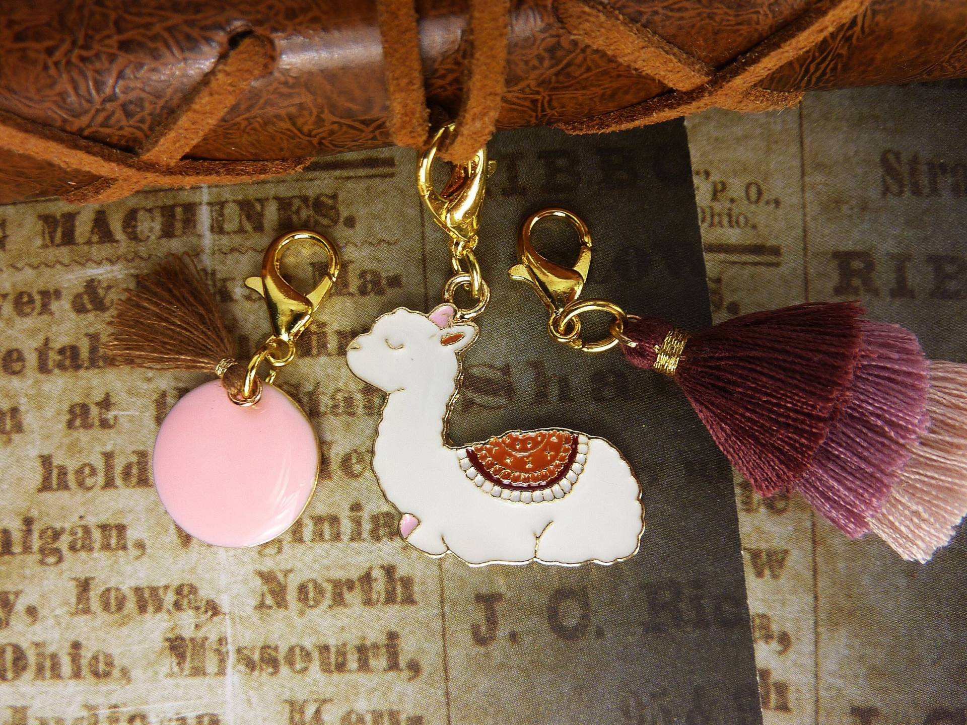 Alpaka Charm Gold - Quasten Anhänger Emaille Planer Zubehör Für Handtasche Oder Federmäppchen Geschenk Mädchen von KINGkerlitz