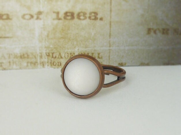 Cabochon Ring Weiß Matt Und Kupfer/Größe Verstellbar 10mm Polaris von KINGkerlitz