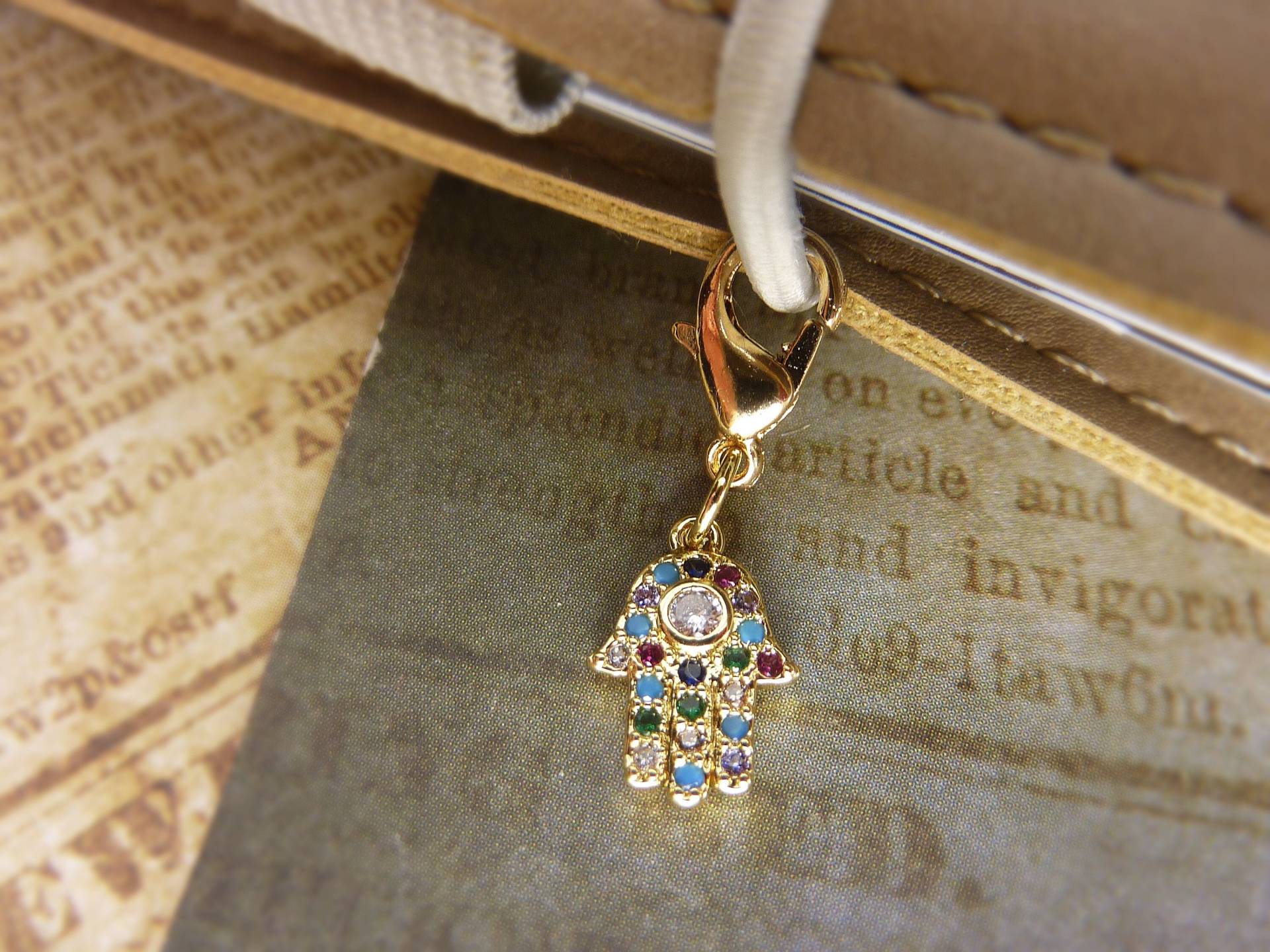 Fatimas Hand Charm - Gold Mit Strass Glücksbringer Kleiner Anhänger Kettenanhänger Planer Maschen Markierer von KINGkerlitz