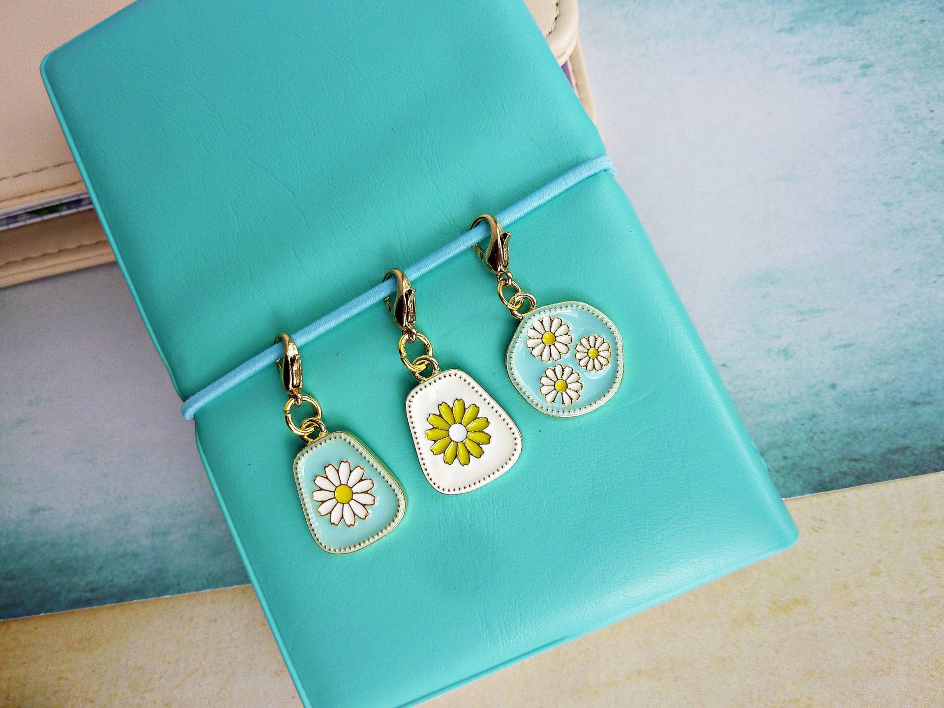 Gänseblümchen Charm Goldfarben - Kleiner Anhänger, Planer Zubehör, Maschen Markierer Oder Für Das Federmäppchen von KINGkerlitz