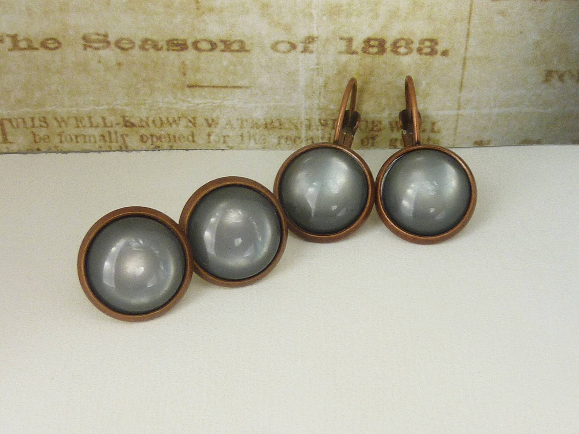 Ohrringe Dunkelgrau in Kupfer Gefasst - Ohrhänger Oder Ohrstecker Mit Grauen Cabochons Polaris Cabochon von KINGkerlitz