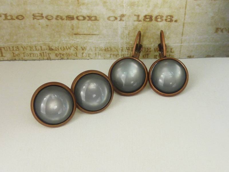 Ohrringe Dunkelgrau in Kupfer Gefasst - Ohrhänger Oder Ohrstecker Mit Grauen Cabochons Polaris Cabochon von KINGkerlitz