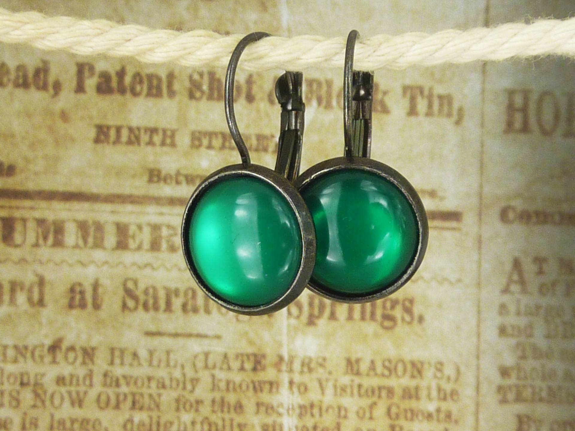 Ohrringe Grün Und Anthrazit - Cabochon Ohrhänger Mit Fast Schwarzen Fassungen Grün Glänzenden Cabochons von KINGkerlitz