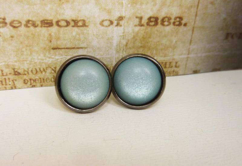 Ohrstecker Mattes Hellblau in Anthrazit Gefasst - Polaris Cabochons 12mm von KINGkerlitz