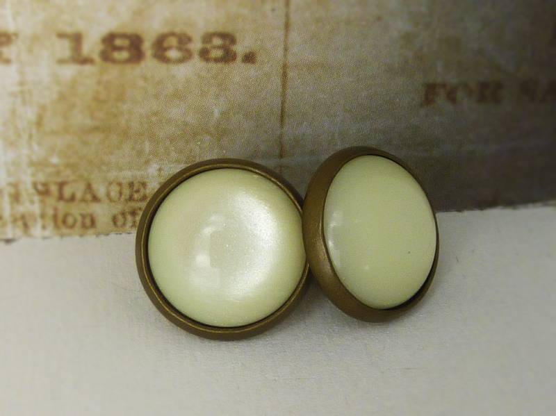 Ohrstecker Zartes Gelb in Bronze Gefasst von KINGkerlitz