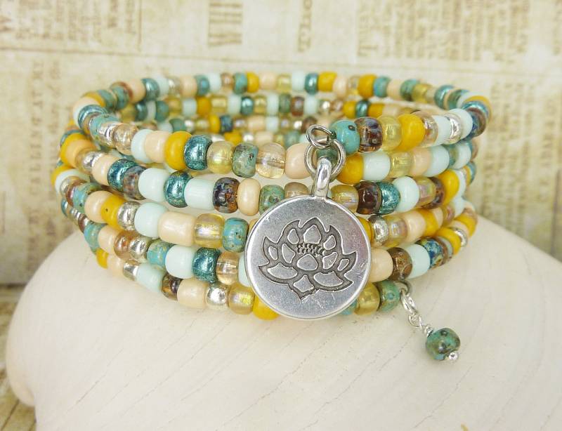 Yoga Armband - Lotusblüte Curry Gelb Und Türkis Boho Wickelarmband Spiralarmreif Mit Glasperlen von KINGkerlitz