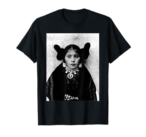 Ein Hopi Girl 1901 Monochrome Foto T-Shirt Ein Hopi Girl 1901 Monochrome Foto T-Shirt von KIT TOPS CLOTHES / ART TOPS