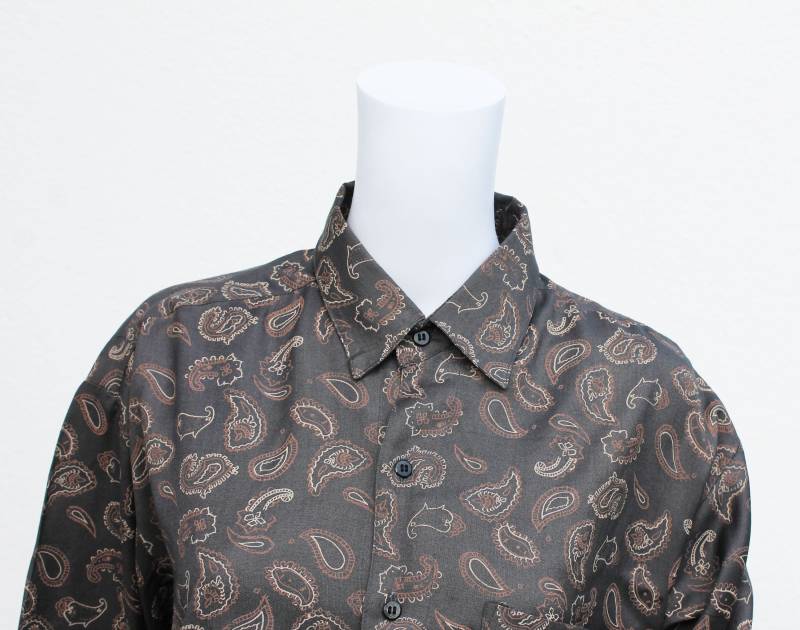90S Buttoned Shirt in Dark Grey With Squiggle Print Brown & Beige/Vintage Flourish Semi-Spread Collar 1990Er Hemd Dunkelgrau 90S Buttoned Shirt in Dark Grey With Squiggle Print Brown & Beige/Vintage Flourish Semi-Spread Collar 1990Er Hemd Dunkelgrau von KITSCHSCHICK
