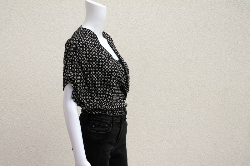 Kitschschick Vintage Blouse in Black & White/90S Light Open Jacket With Removable Shoulder Pads Retro Bluse Mit Blumenmuster 1990Er Kitschschick Vintage Blouse in Black & White/90S Light Open Jacket With Removable Shoulder Pads Retro Bluse Mit Blumenmuster 1990Er von KITSCHSCHICK