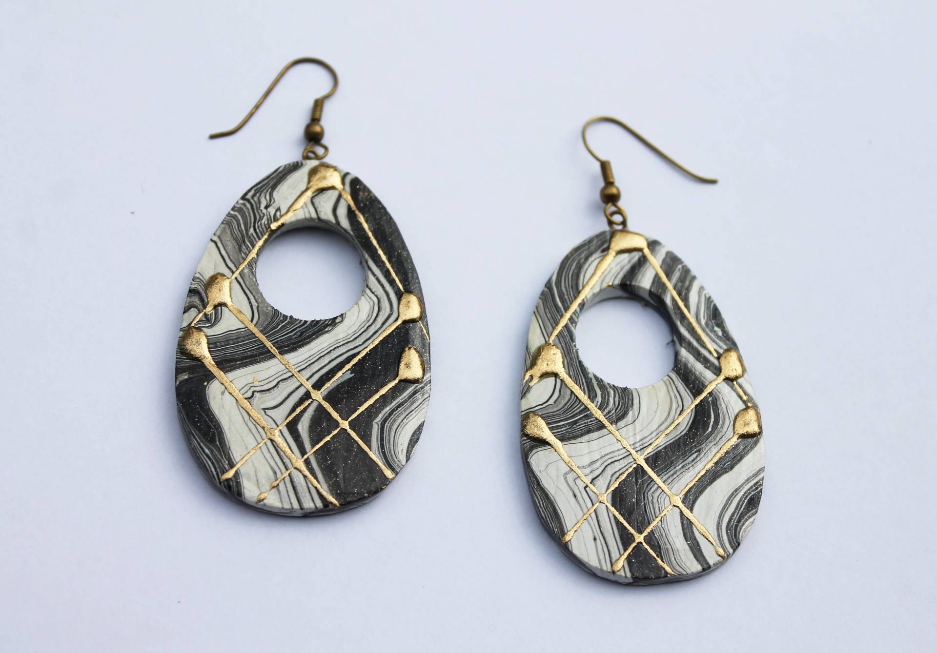 Vintage Hand Painted Wooden Earrings/1990S Wood in Black & White With Gold 90S Chandelier 90Er Holzohringe von KITSCHSCHICK