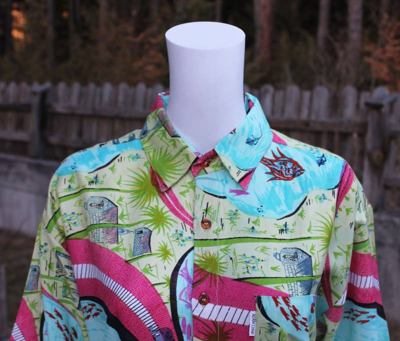 Vintage Shirt With Colourfull Maritime Pattern/90S Light Blue Green Red Fish Palm Trees Elephant Print Half-Length Sleeves Buttons Vintage Shirt With Colourfull Maritime Pattern/90S Light Blue Green Red Fish Palm Trees Elephant Print Half-Length Sleeves Buttons von KITSCHSCHICK