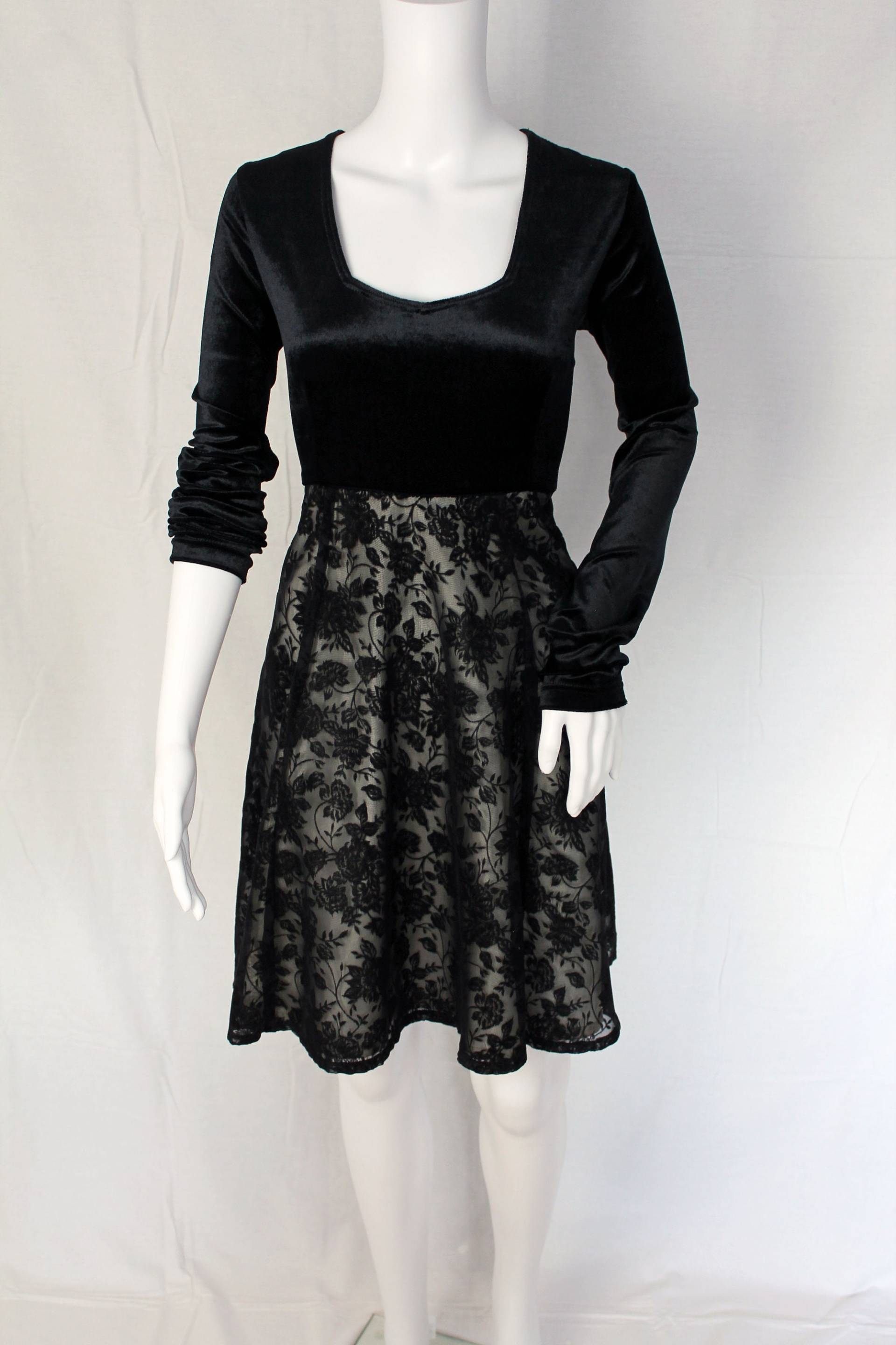 Vintage Velvet & Lace Dress von KITSCHSCHICK