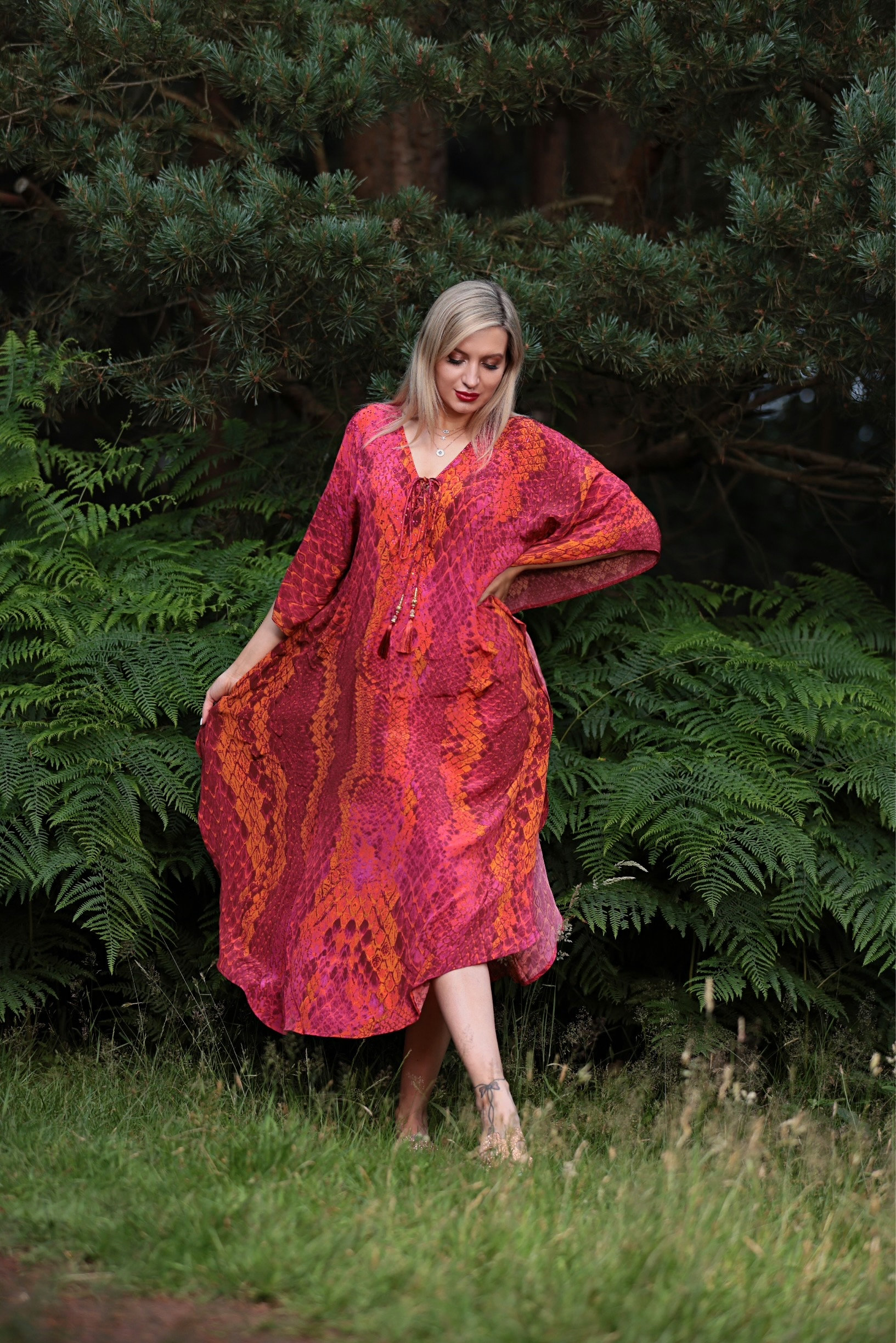 Kaa Maxi Quaste Kaftan in Rot Python Kaa Maxi Quaste Kaftan in Rot Python von KITTENBEACHWEAR