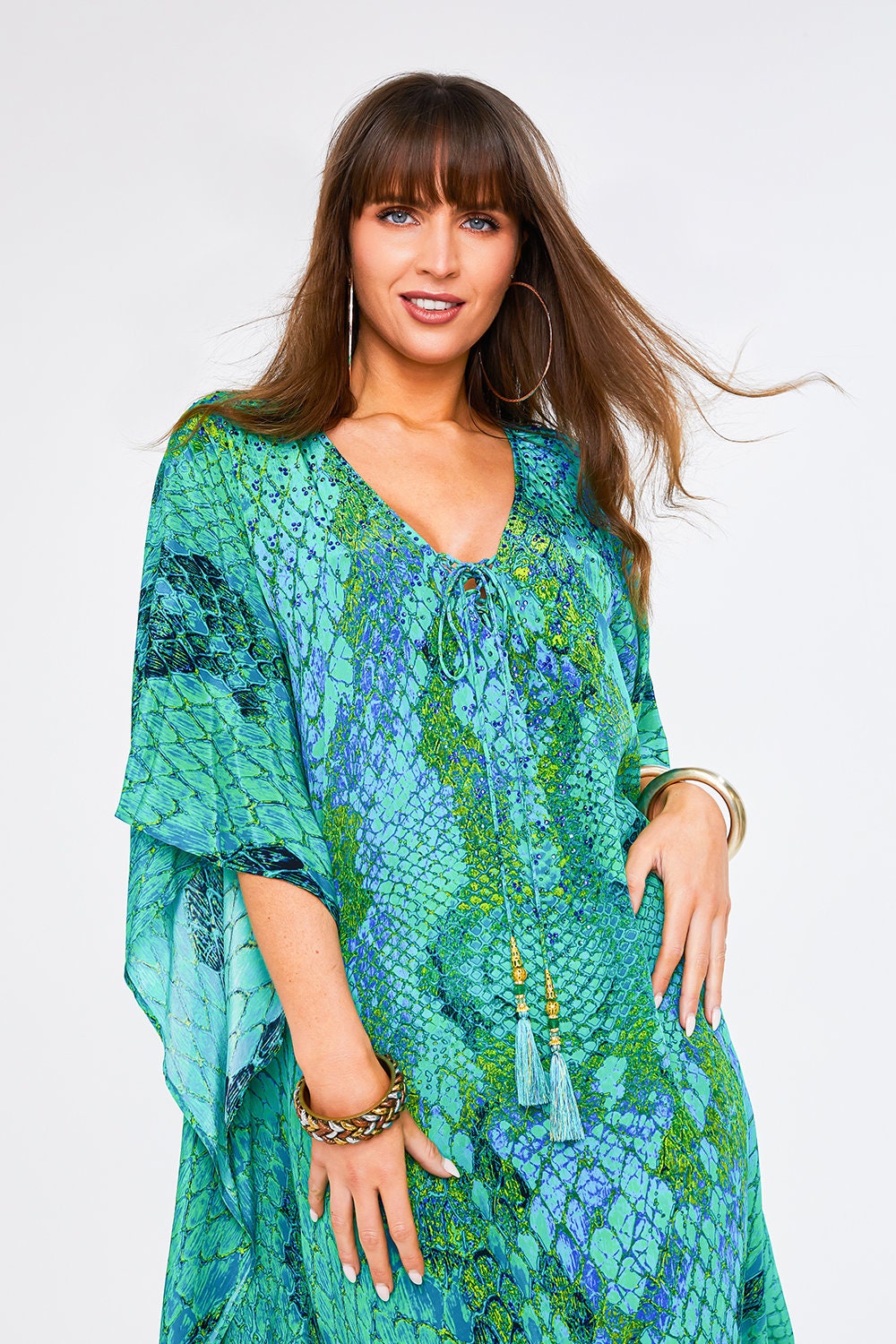 Kaa Quaste Maxi Kaftan in Ozean Python Kaa Quaste Maxi Kaftan in Ozean Python von KITTENBEACHWEAR