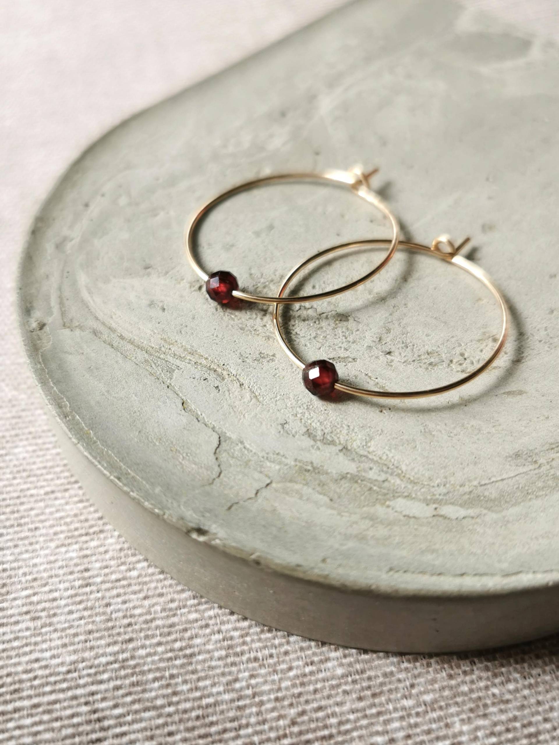 Feine Creolen Mit Rotem Granat Edelstein, Geburtsstein Januar, Kleines Geschenk Zum Valentinstag von KIZZU