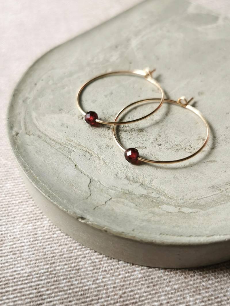 Feine Creolen Mit Rotem Granat Edelstein, Geburtsstein Januar, Kleines Geschenk Zum Valentinstag von KIZZU