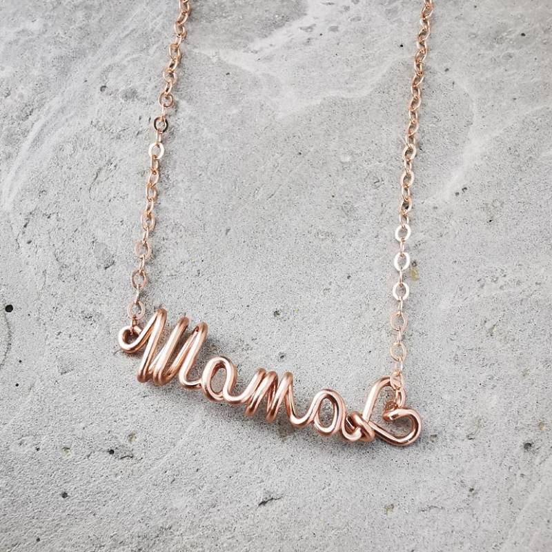 Personalisierte Halskette Mit Gebogenem Namen - Perfektes Muttertagsgeschenk | Zarte Kette Aus Gold Filled I Kizzu von KIZZU