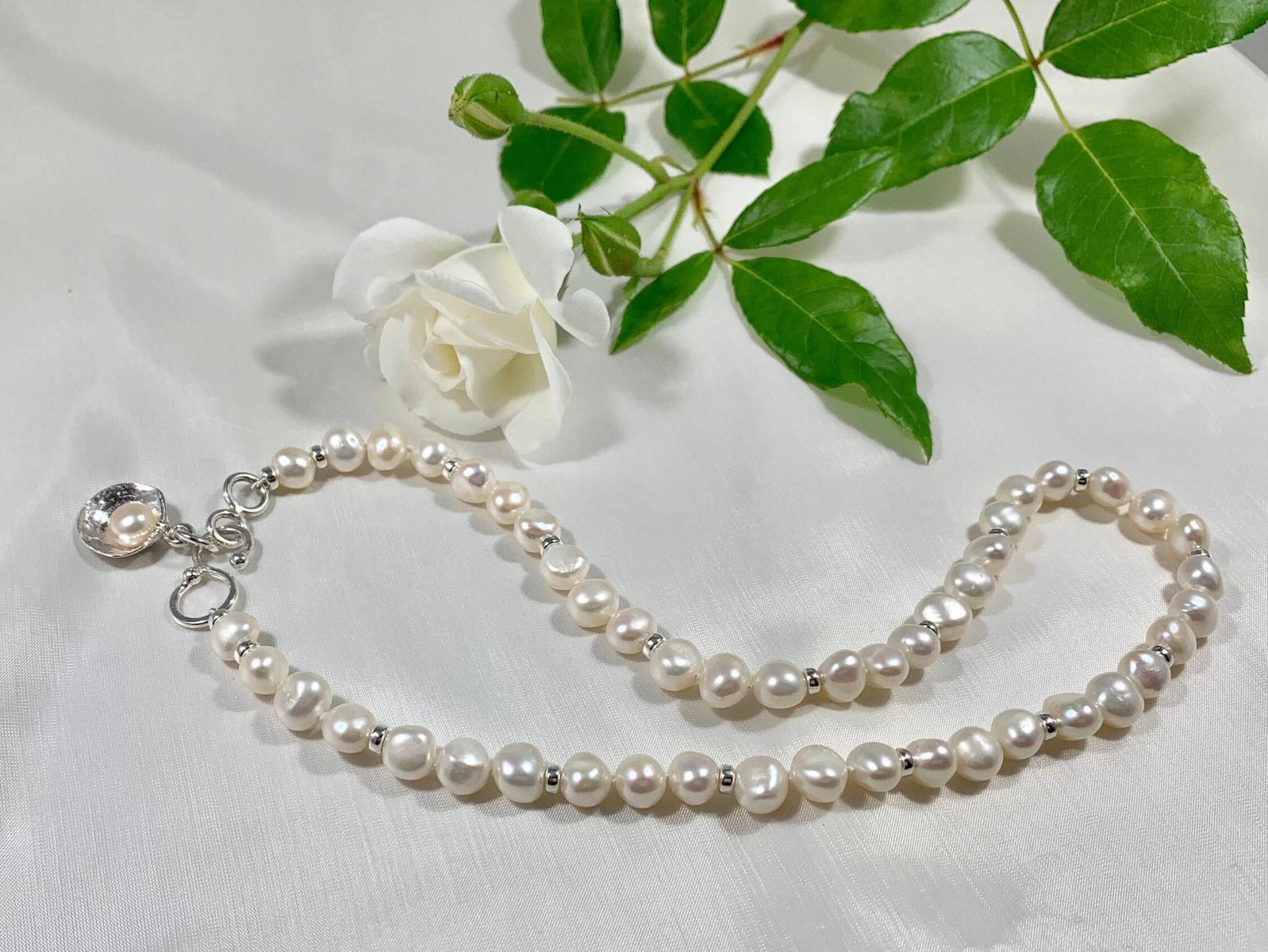 Handgemachte Süßwasser Perle Halskette Mit Handgefertigten Verschluss Sterling 925 Silber Shell Anhänger in Atemberaubende Geschenk-Box von KJ47Jewellery