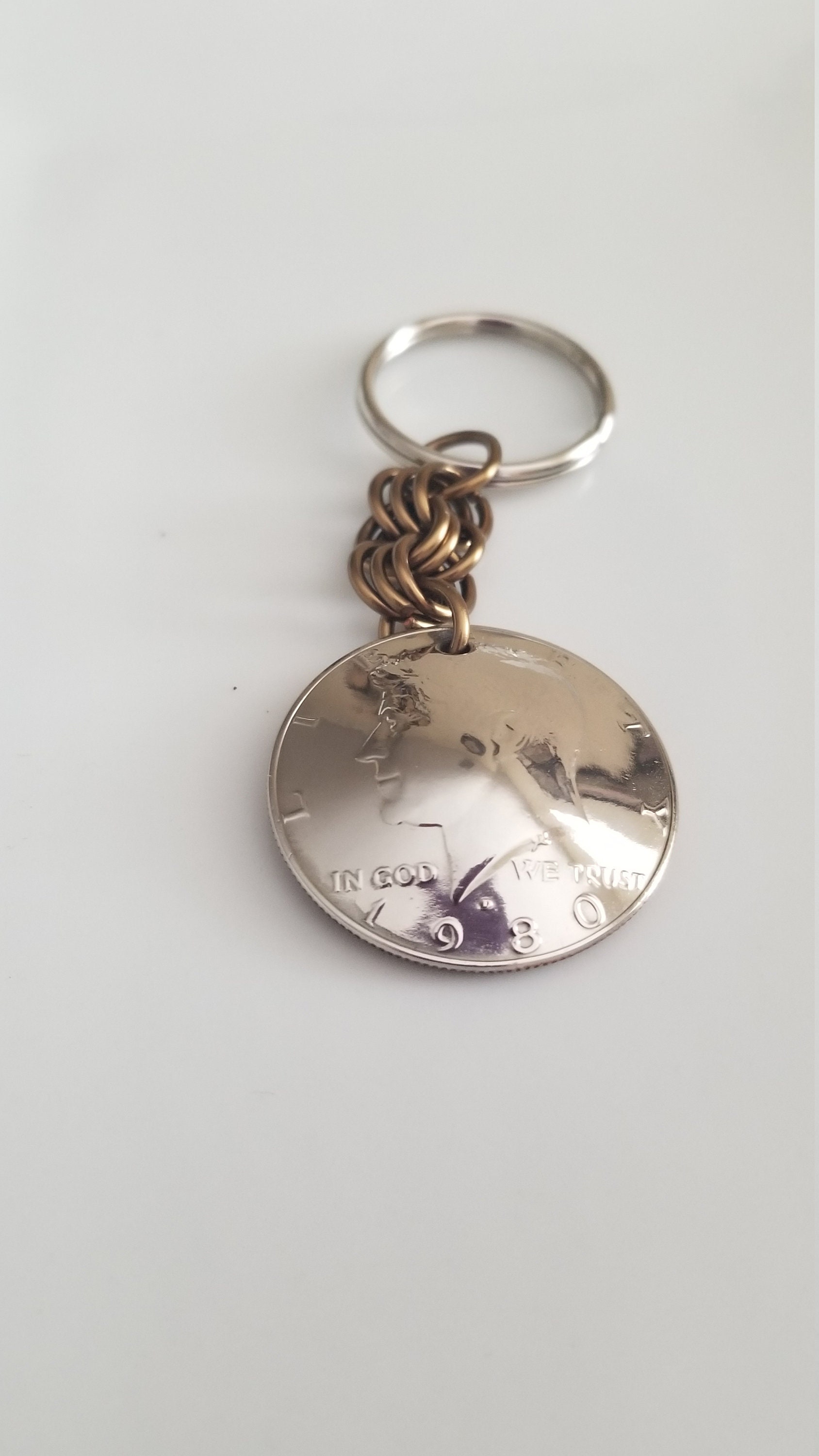 1980 Half Dollar Schlüsselanhänger | Münzzubehör Einzigartiges Geschenk Kennedy Schmuck von KJCoinJewelry