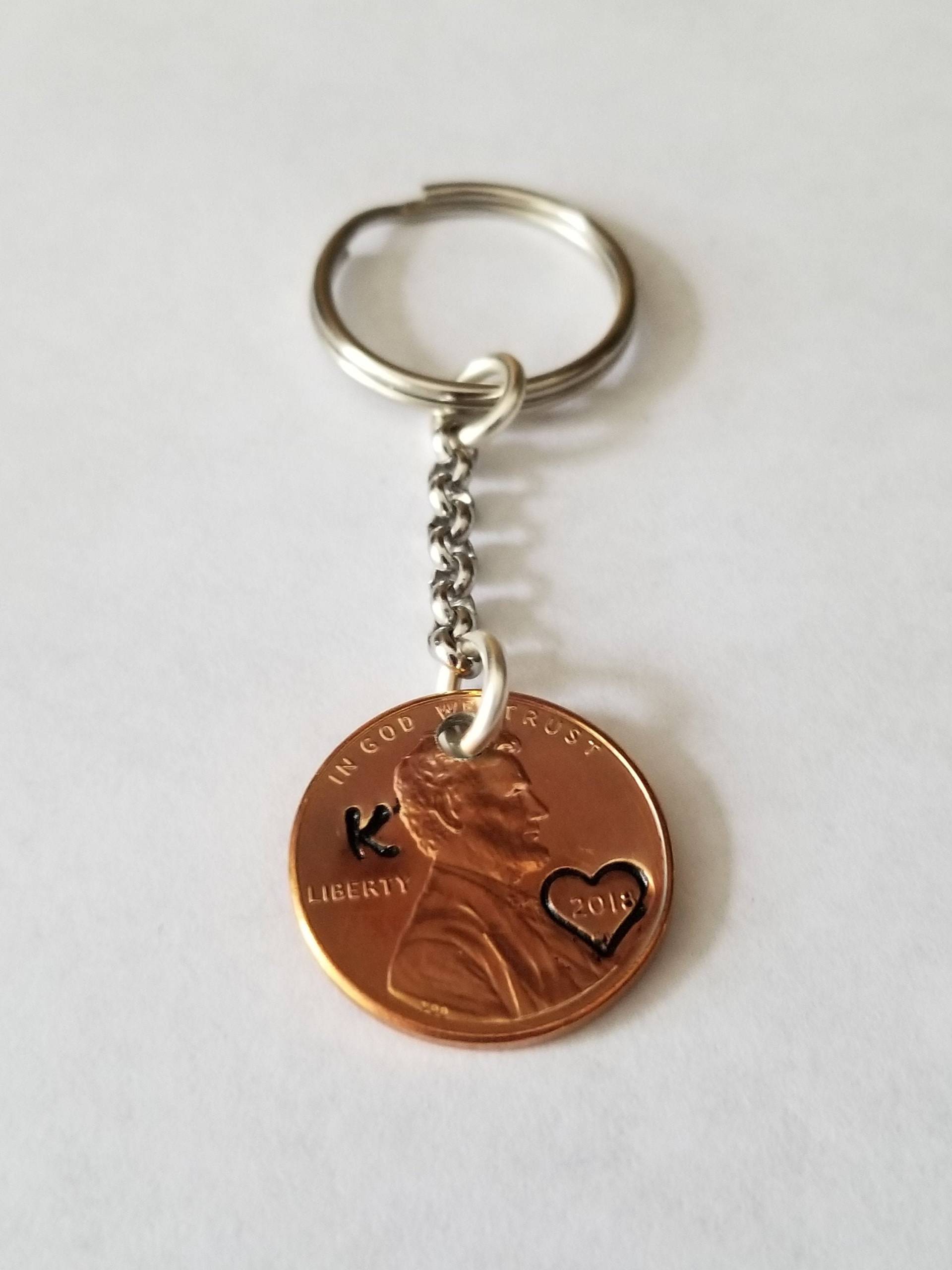 Personalisierte Penny Schlüsselanhänger Mit Initialen Und Herz Rund Um Das Jahr Gestempelt | Jubiläumsgeschenk Einzigartiges Geschenk von KJCoinJewelry