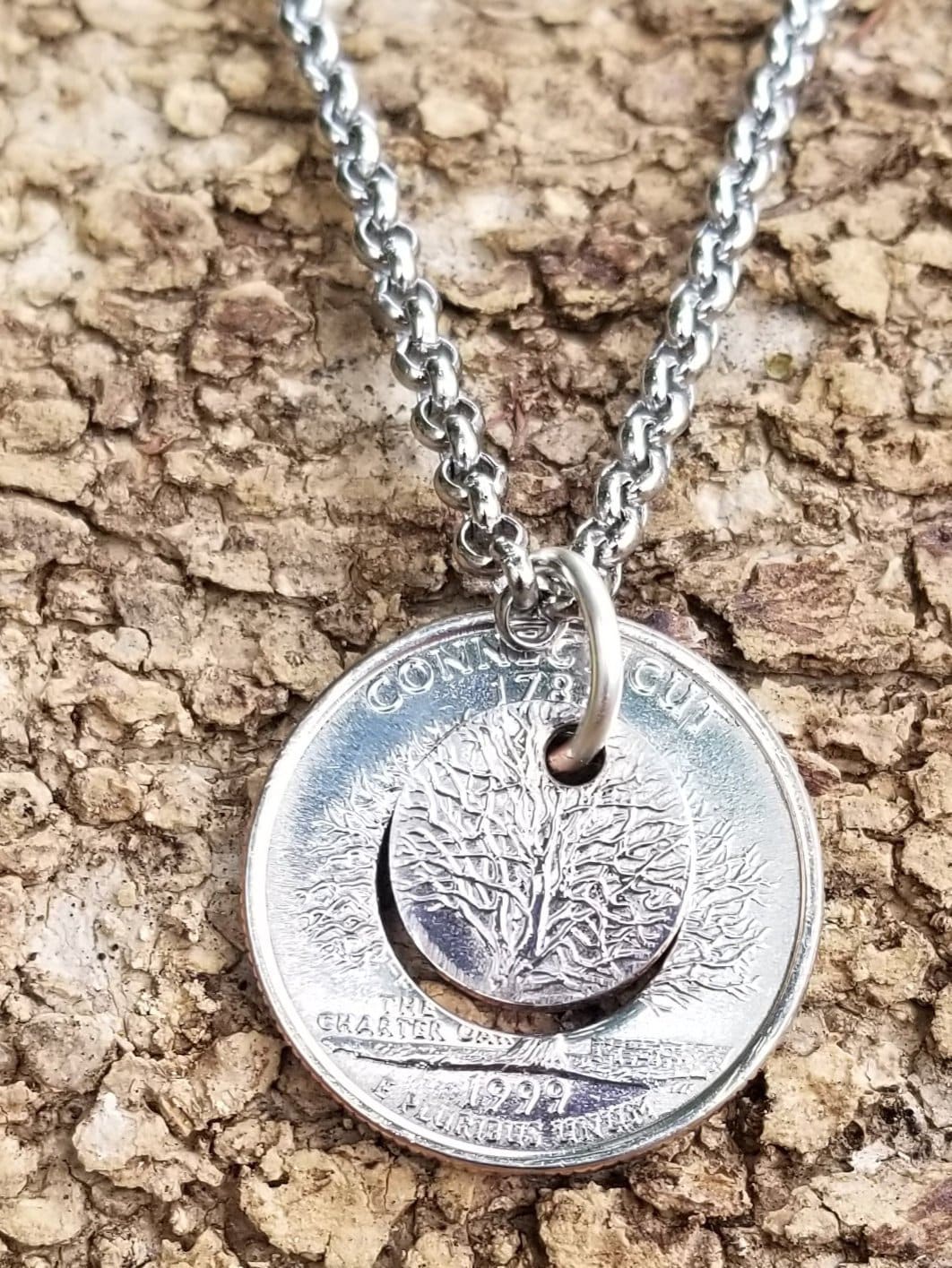 Virginia State Quarter Center Punzierte Münze Halskette | Zustand Münzschmuck Einzigartiges Geschenk Schmuck Viertel von KJCoinJewelry