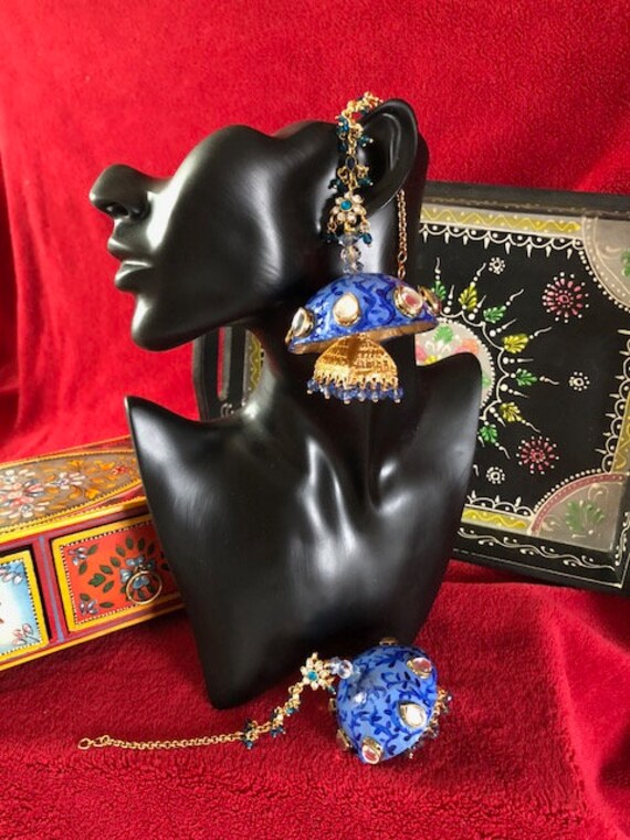 Große Blaue Panjabi Jhumka Mit Einer Passenden Kleiner Platz Khunda Edelsteine von KJDJewellers