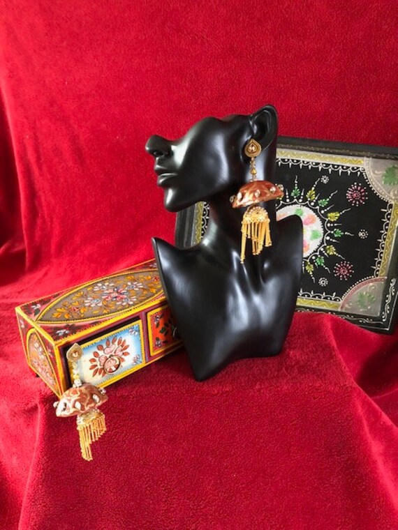 Mittlere Jhumka Bemalt in Braun Und Gold Mit Khunda Edelsteine Einem Kleineren Quasten von KJDJewellers