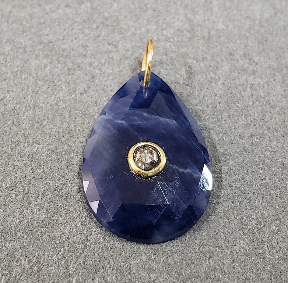 Blauer Saphir Mit Rosenschliff Diamant 18K Gold Anhänger, Lünette, Gravierter Diamant, Tropfenform, Goldschlaufen, Großer Anhänger von KJEWELRYACCESSORIES