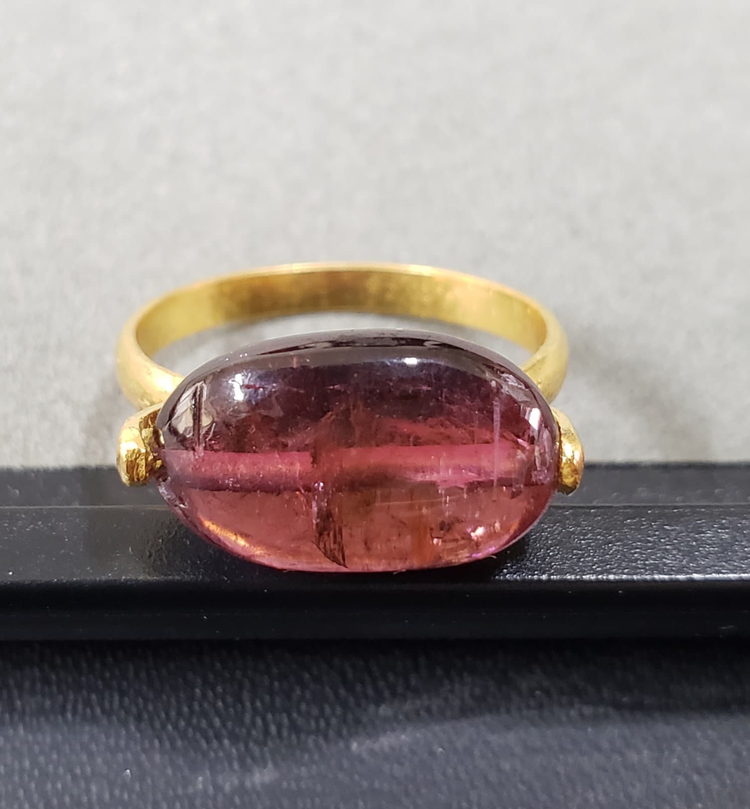 Gebohrter 18K Gold Rubellit Ring Für Frauen & Mädchen Mit Rosa Turmalin, Zierlicher Goldschmuck, Ehering, Mattes Finish Geschenk Sie von KJEWELRYACCESSORIES